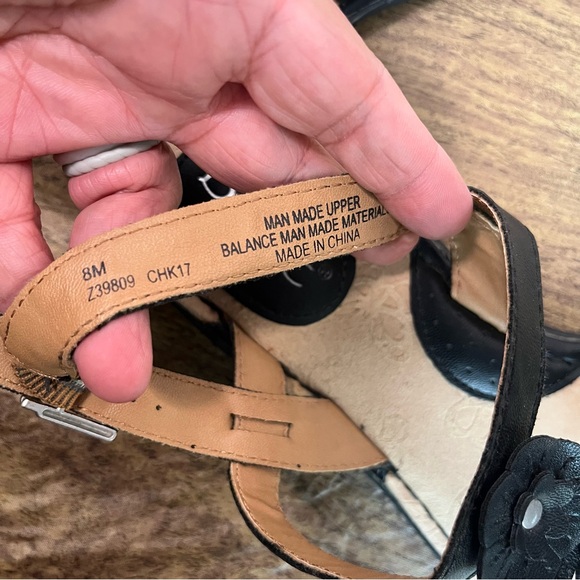 BOC Black Leather Ankle Strap Thong Sandals With Flowers Size 8 - Picture 12 of 12